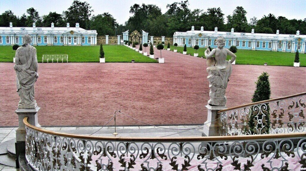 The garden area of this palace is actually pretty quiet and a nice getaway from the crowd of tourists inside the halls!
#palace #architecture