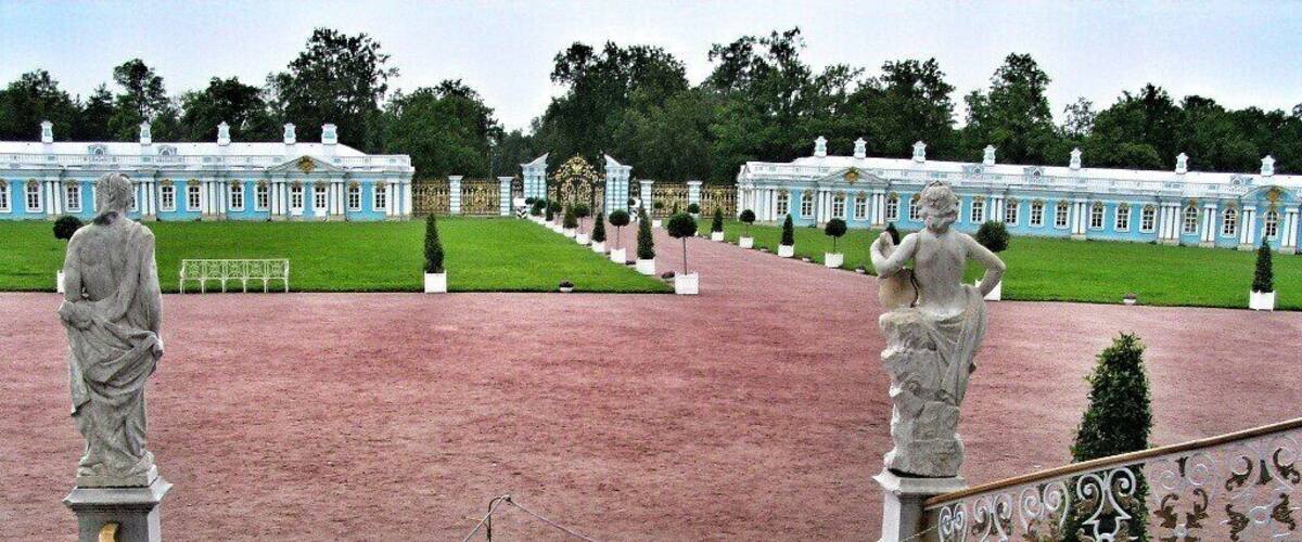 The garden area of this palace is actually pretty quiet and a nice getaway from the crowd of tourists inside the halls!
#palace #architecture