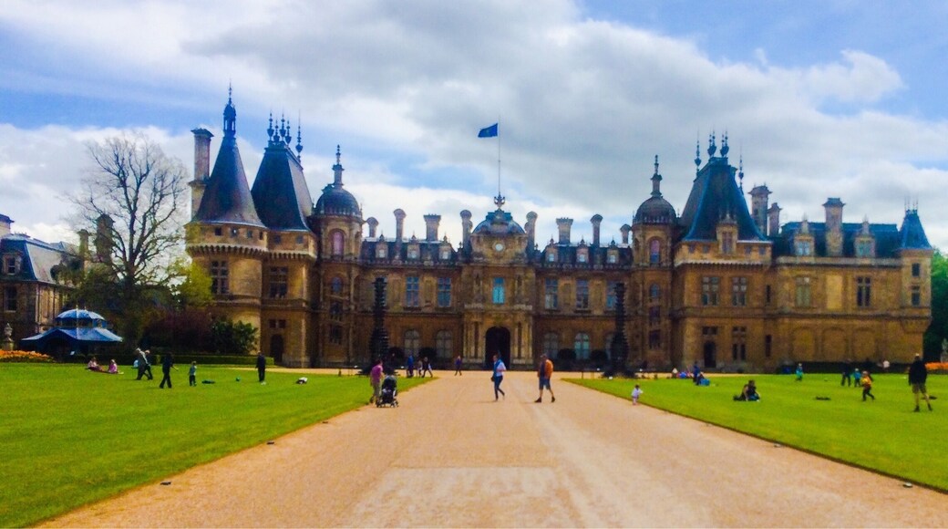 The manor was built for Baron Ferdinand de Rothschild in the Neo-Renaissance style of a French château.
Aviary, lovely gardens, fountains, stables and nice shop. Apparently it's really nice for the Christmas lights as well.