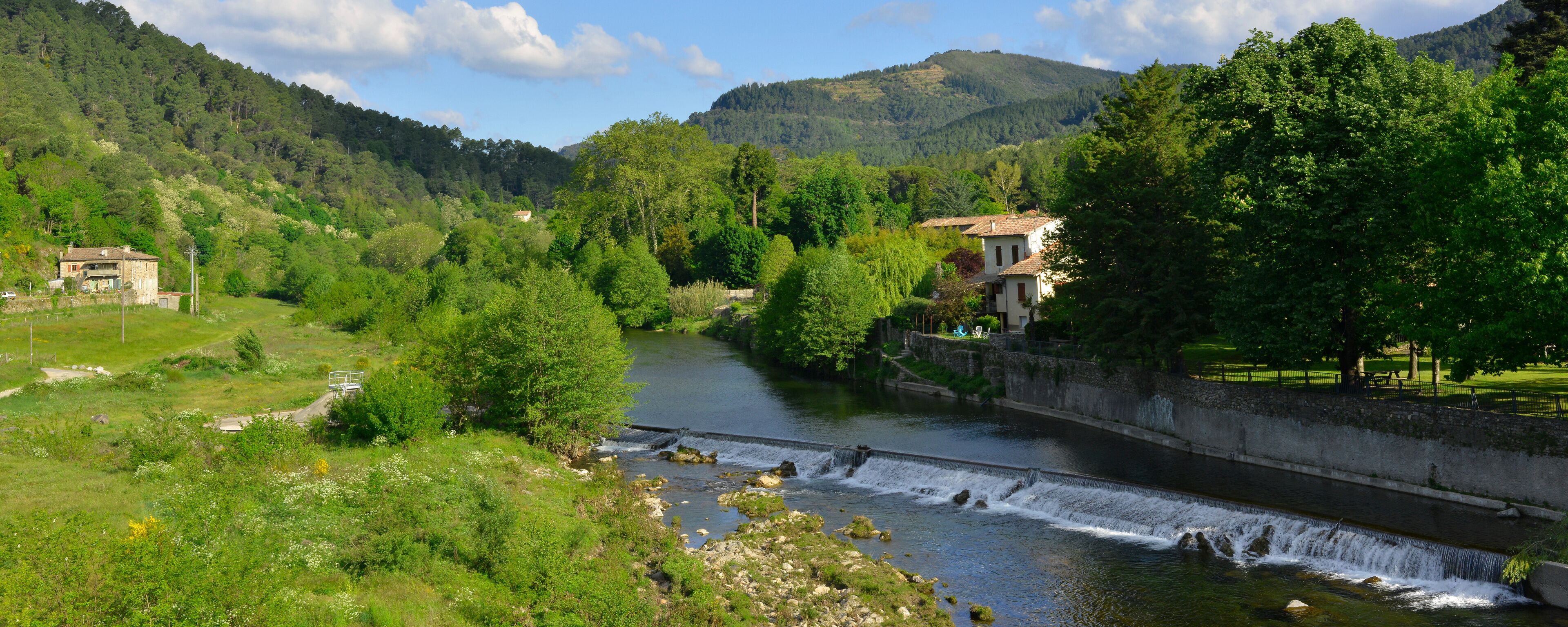 Panoramique plongée sur le Gardon à Saint-Jean-du-Gard (30270), Gard en Occitanie, France