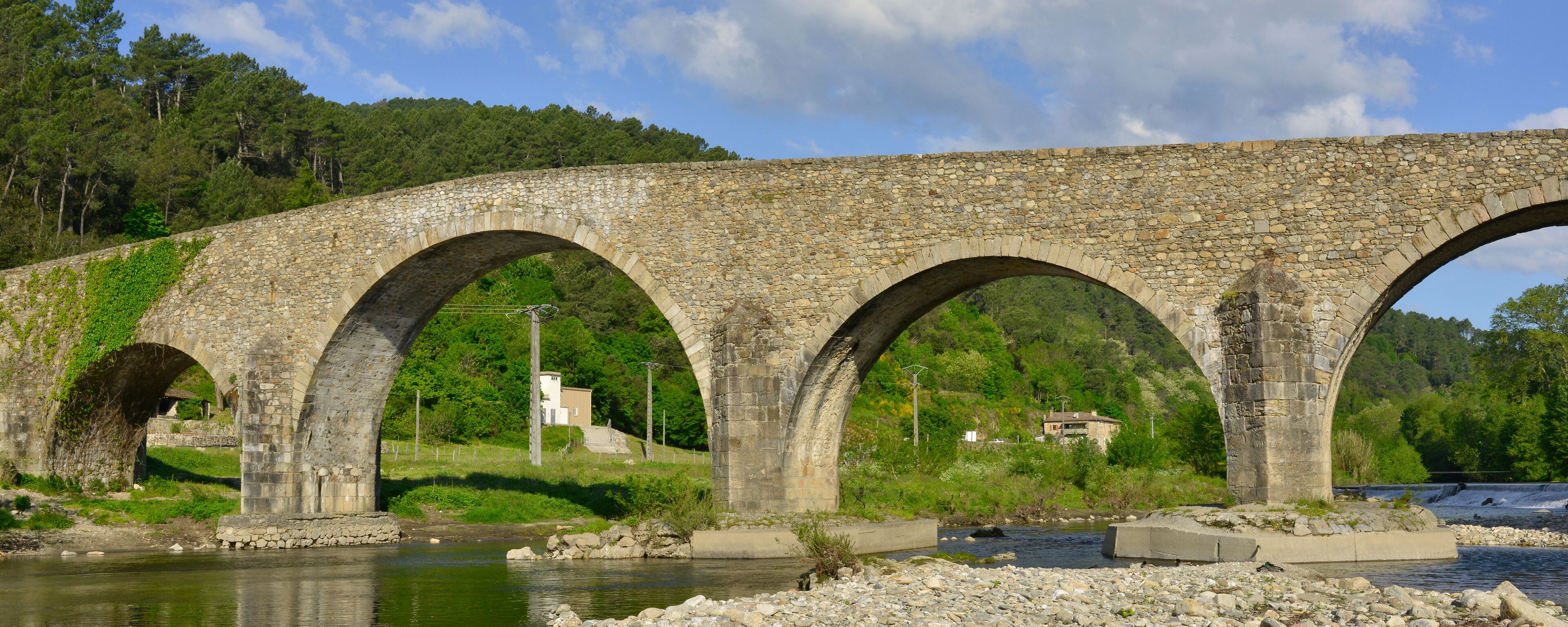 Panoramique le pont de Saint-Jean-du-Gard (30270), Gard en Occitanie, France