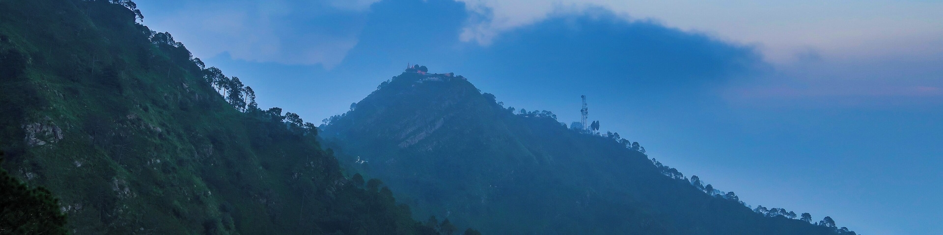 The obsession with mountains is nowhere near the end…..
#mountains #skyline #evenings #clouds #Nature #travel #sassilysolo #travellingwithfriends #canonshots