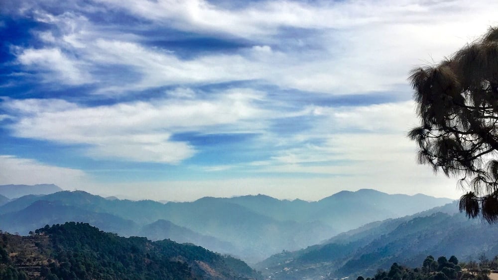 Spot is by the side of the road. The Mountain ranges you spot in Himachal are just mesmerizing #lifeatexpedia