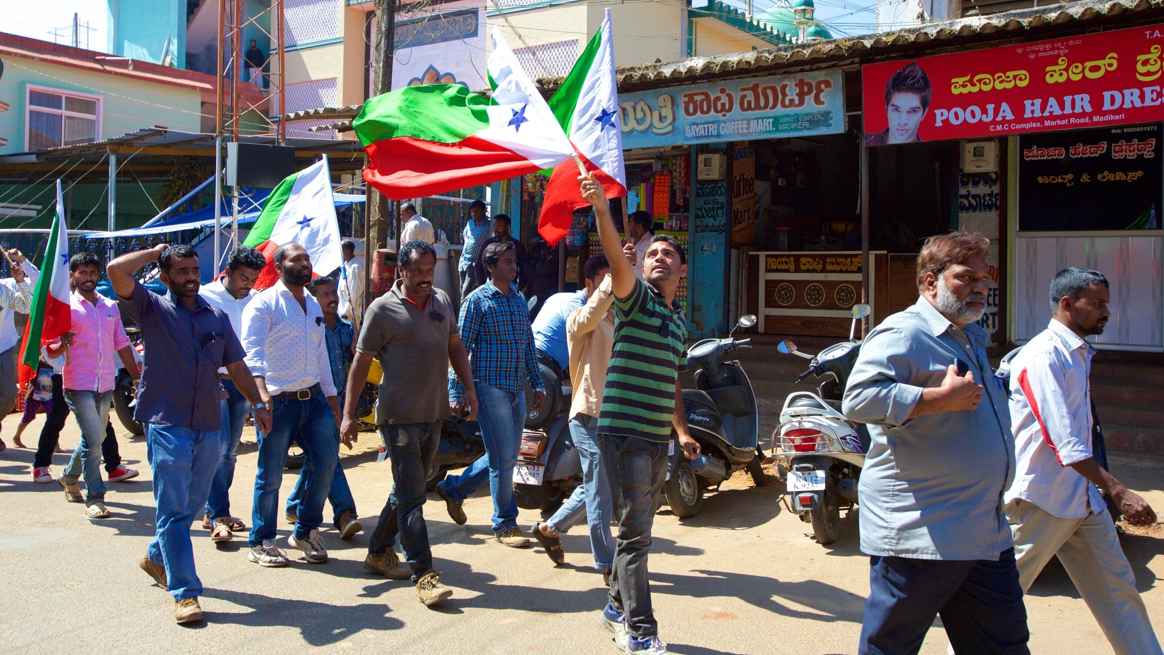 Madikeri que inclui uma cidade pequena ou vila assim como um grande grupo de pessoas