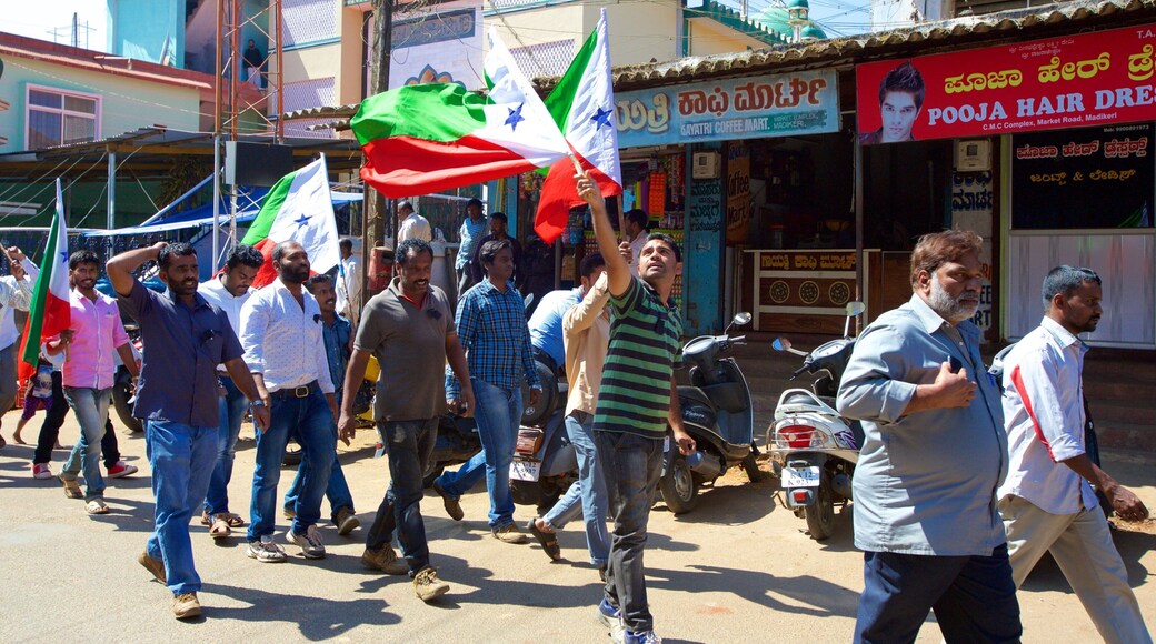 Madikeri featuring pieni kaupunki tai kylä sekä suuri ryhmä ihmisiä