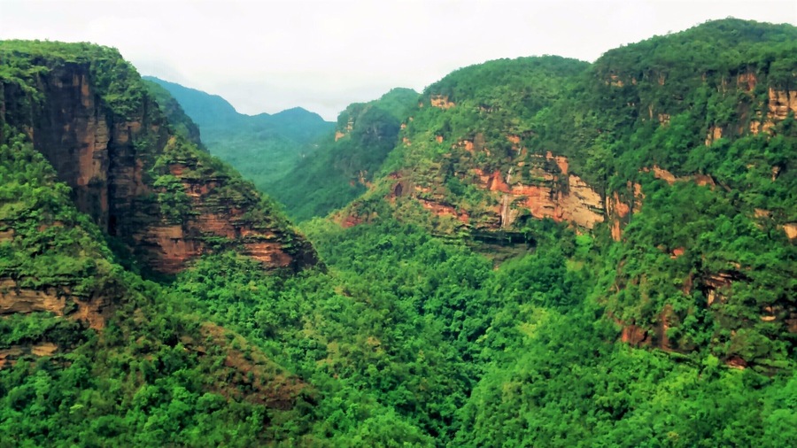Next to the Silver Fall...this remote spot makes you feel your lilliputian existence in the vast stretch of the mighty Satpuras.
Tip- Do visit Pachmarhi during early rains to witness the glory of the Satpura's greenery.