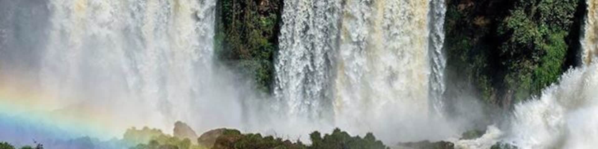 Tons of waterfalls, a huge area and lots of rainbows! Can you guess where we are? đ#Iguazu #Argentina #Waterfalls #rainbow