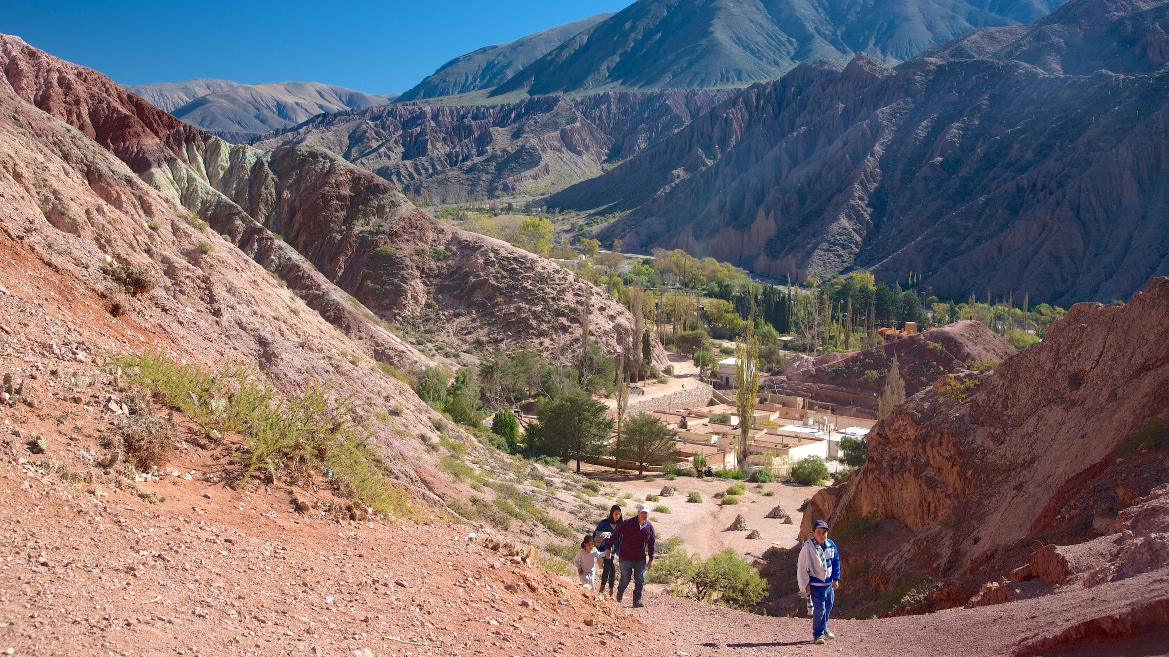 Purmamarca ofreciendo vista al desierto, caminatas y montañas