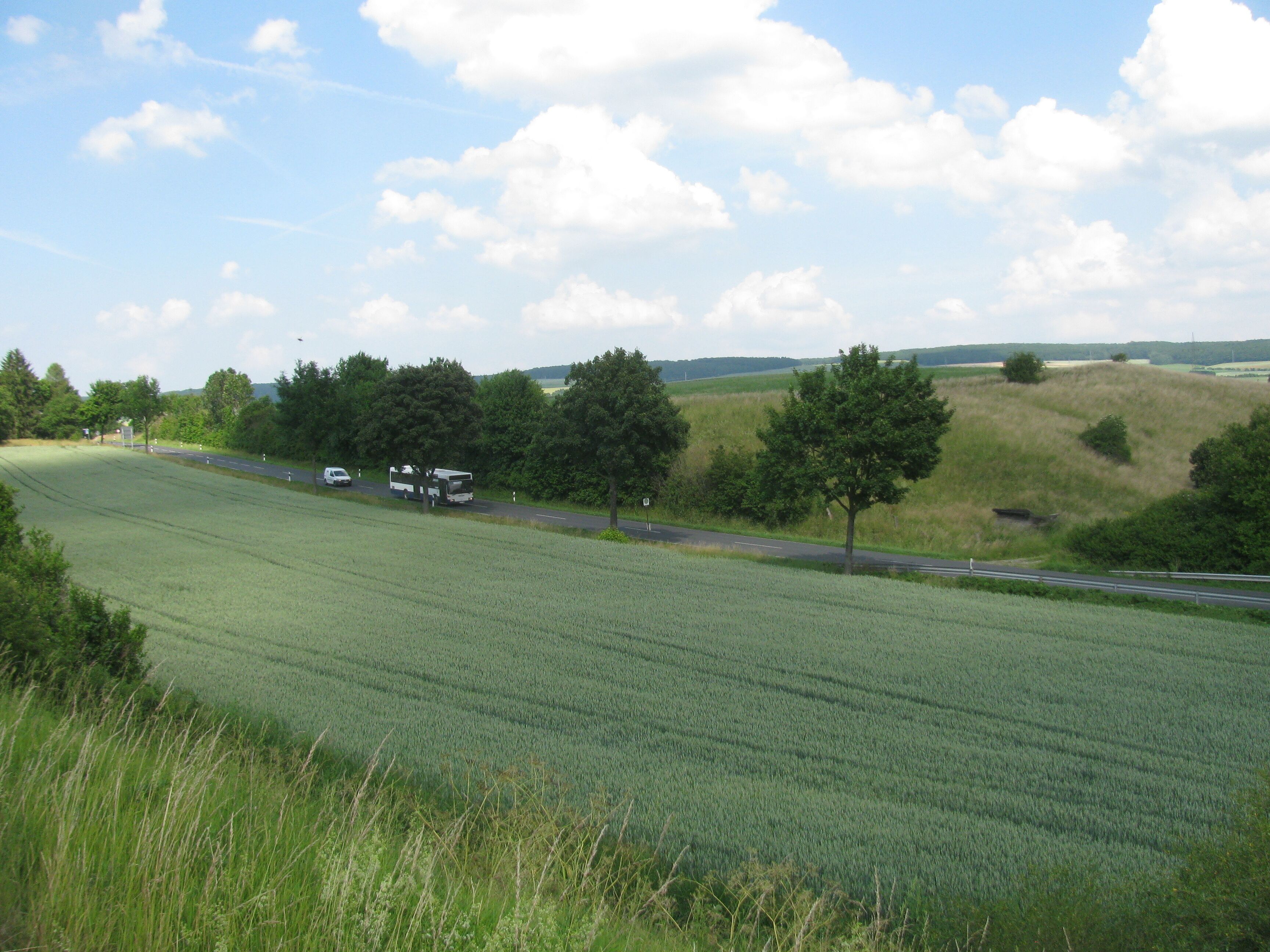 Blick vom Bahnradweg Skulpturenweg auf die Bushaltestelle Schülerkamp