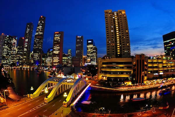 Clarke Quay Mall welches beinhaltet bei Nacht, Straßenszenen und Stadt