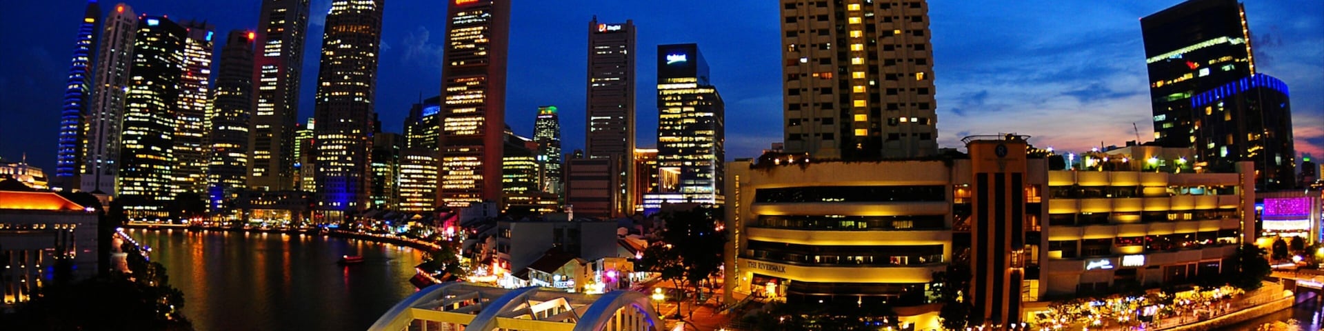 Clarke Quay Mall que inclui uma cidade, um arranha-céu e cenas noturnas