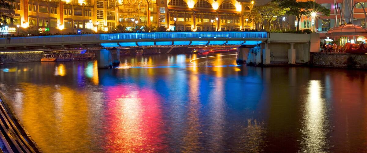 Clarke Quay Mall das einen moderne Architektur, bei Nacht und Fluss oder Bach