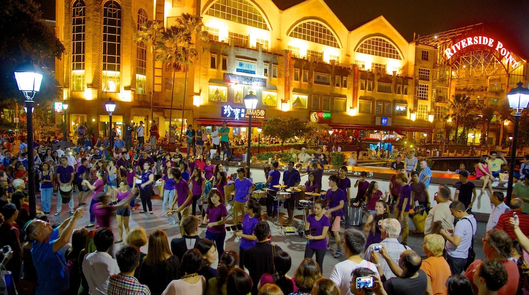 Clarke Quay Mall mettant en vedette ville, arts de la scène et architecture moderne