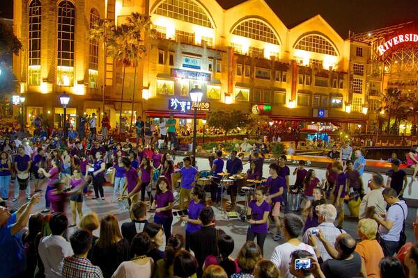 Clarke Quay Mall que incluye arte escénica, arquitectura moderna y vida nocturna