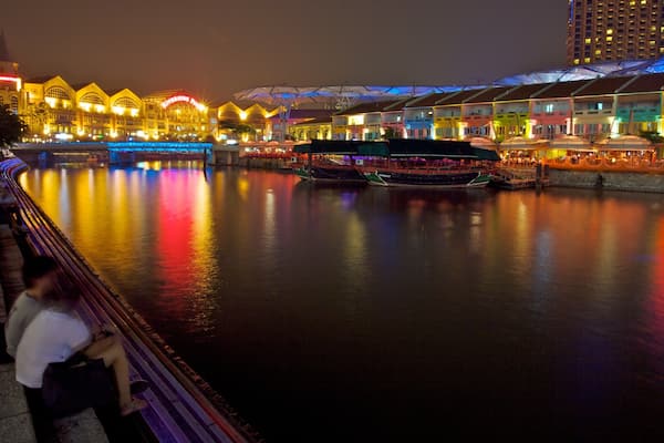 Clarke Quay Mall montrant scĂšnes de nuit, vues et navigation