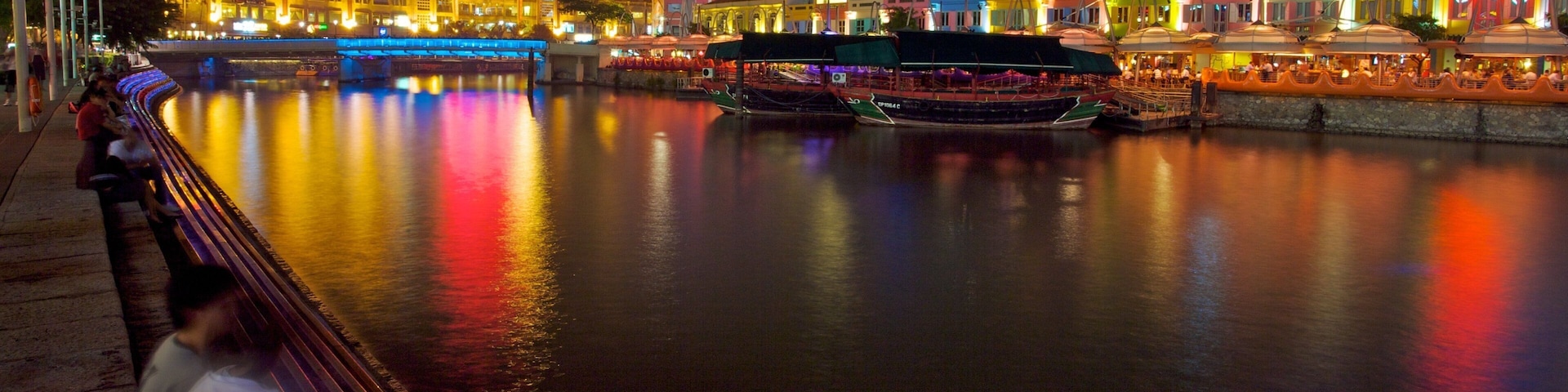 Clarke Quay Mall mostrando escenas nocturnas, embarcaciones y una ciudad