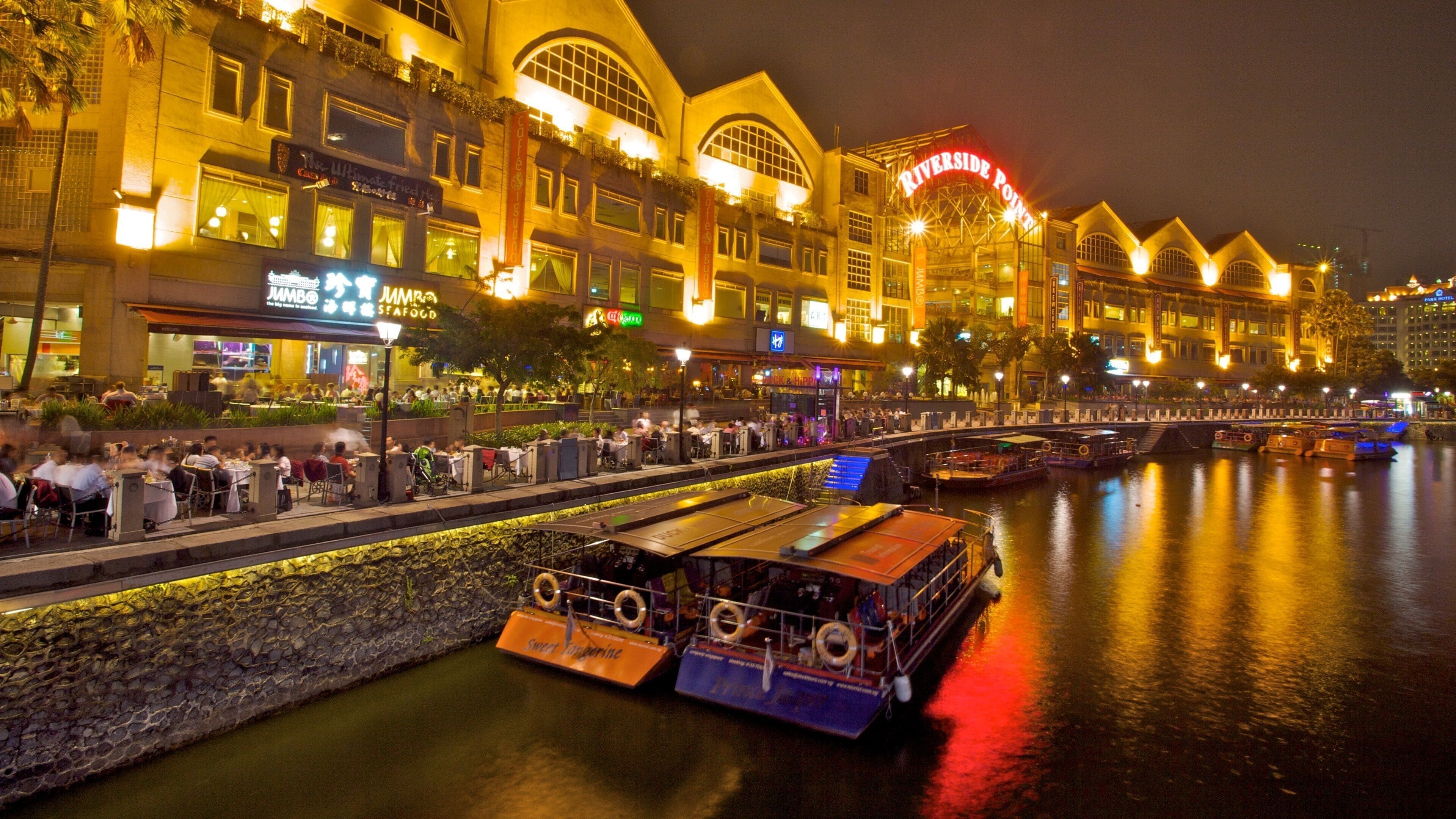 Clarke Quay Mall mettant en vedette scènes de rue, shopping et baie ou port
