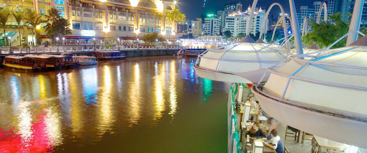 Clarke Quay Mall que incluye vistas a la ciudad, escenas nocturnas y una ciudad costera