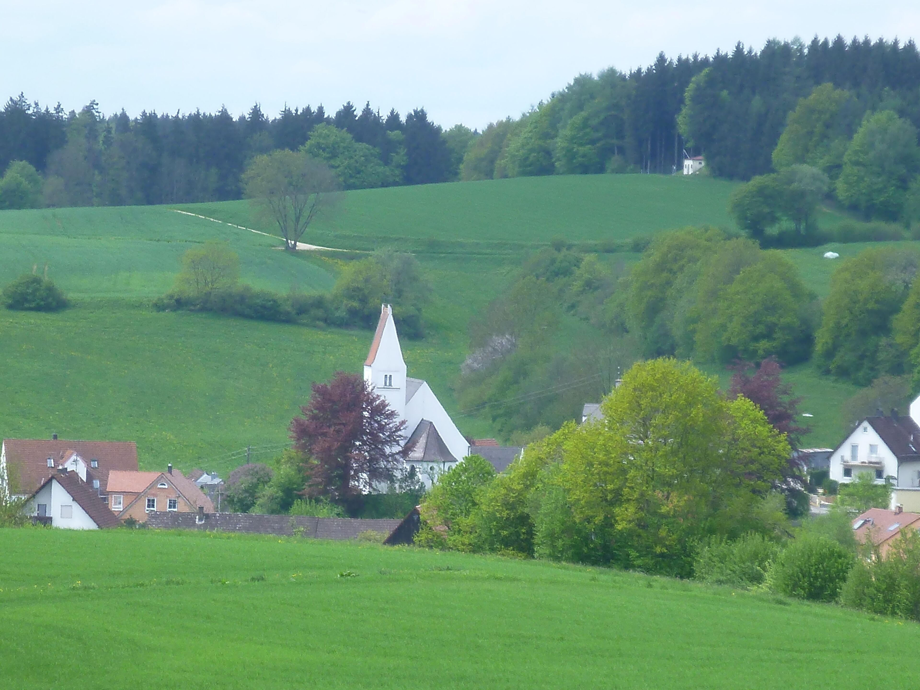 spätgotische Kirche um 1500, Ausbau 1723; mit Ausstattung.