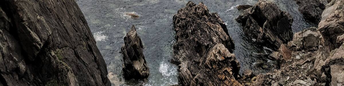 Pólifreann or Hell's Hole near Malin head is famous for its coastal scenery and Star wars. Parts of Star Wars episode VIII were shot here.
#trovember #hiddengems #Donegal #ireland