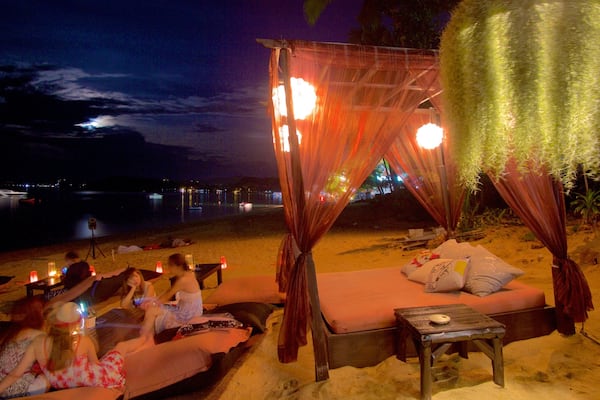 Fishermans Village das einen allgemeine Küstenansicht und bei Nacht sowie kleine Menschengruppe