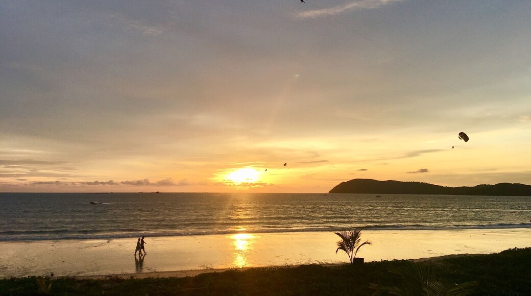 Parasailers take in the golden rays of sunset @frangipanilangkawi @pantaichenang #langkawi #kedah #malaysia #golden #sunset #travel #travelblogger #mariadasstheworld