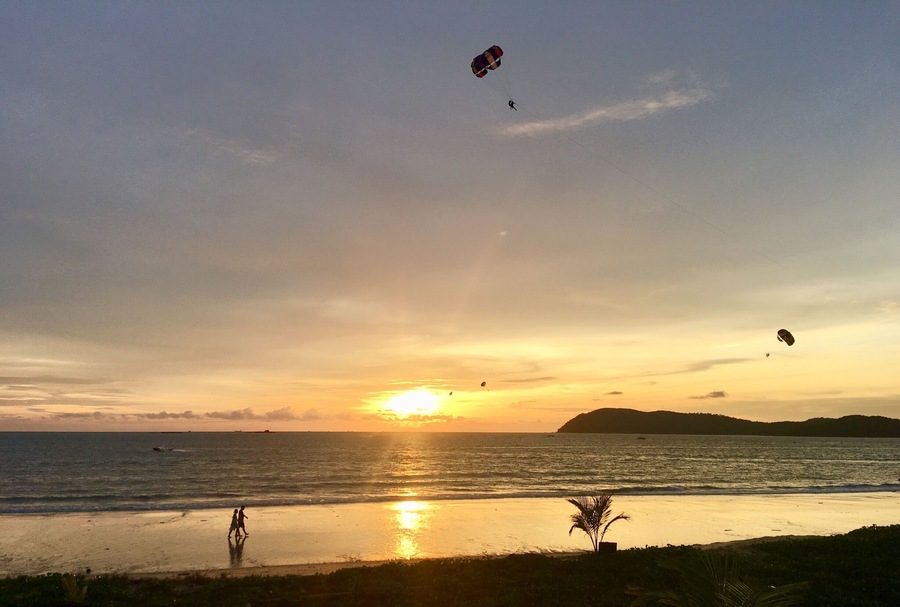 Parasailers take in the golden rays of sunset @frangipanilangkawi @pantaichenang #langkawi #kedah #malaysia #golden #sunset #travel #travelblogger #mariadasstheworld