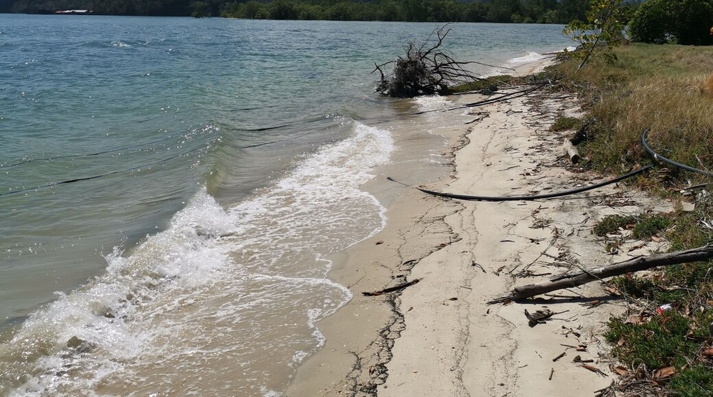 This has to be the coolest beach on the beautiful island of Langkawi. Amazing background scenery no matter the direction you are looking. #lifeatexpedia #beaches #malaysia