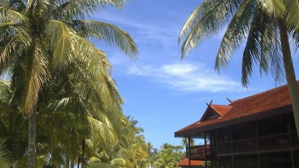 This resort is located next to the beach where you can listen to the sound of the waves while you relax in your room overseeing the beach. #LifeAtExpedia