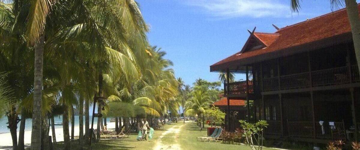 This resort is located next to the beach where you can listen to the sound of the waves while you relax in your room overseeing the beach. #LifeAtExpedia