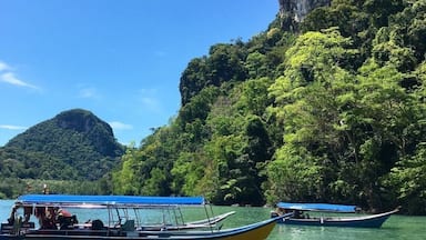 Despite being a tourist hub the water here is beautiful and well maintained, the locals and tourists respect the natural beauty. #ExpediaCares #lifeatexpedia