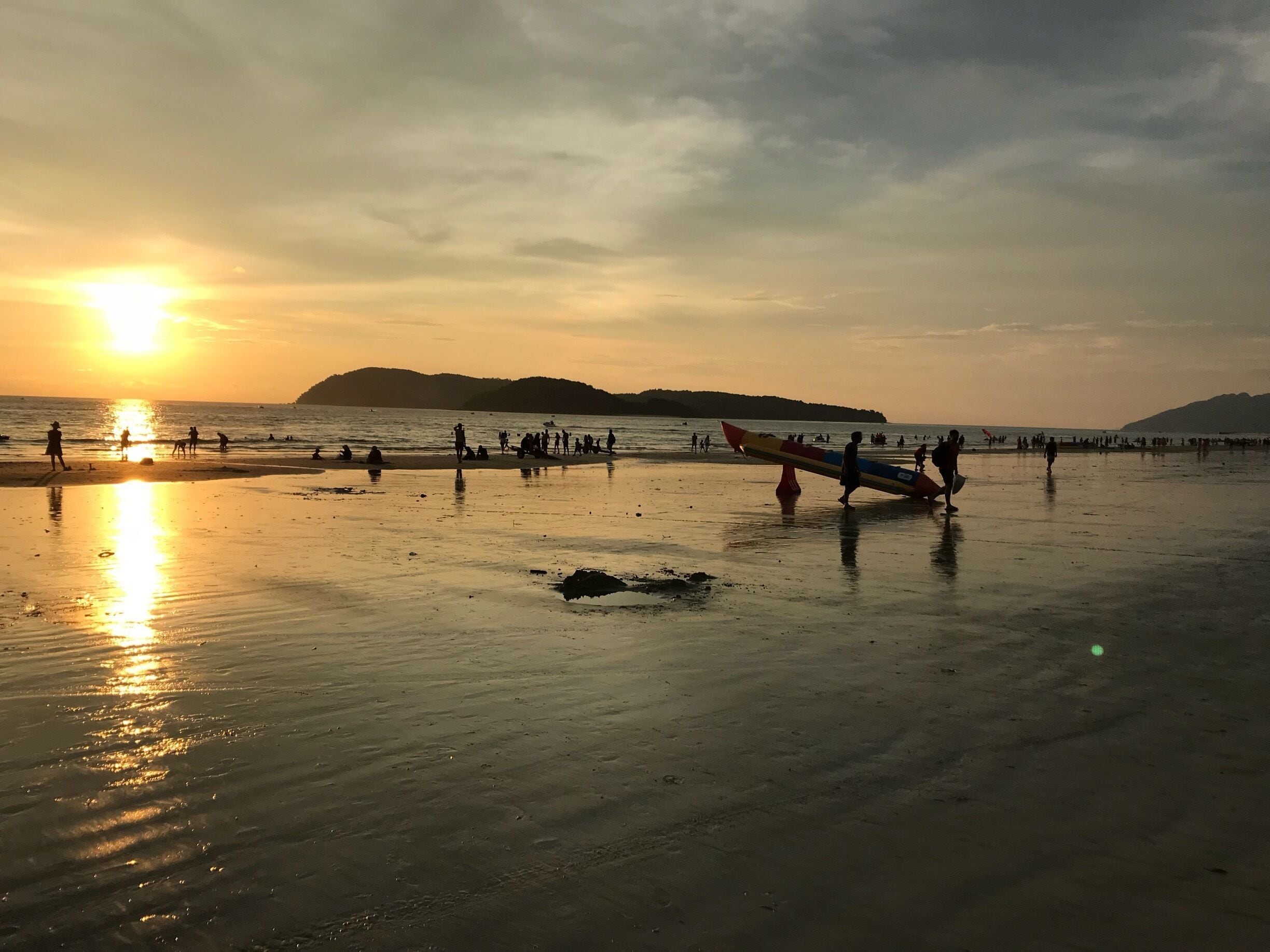 Catching up sunset view is a must.I got my own "golden hour".🌄