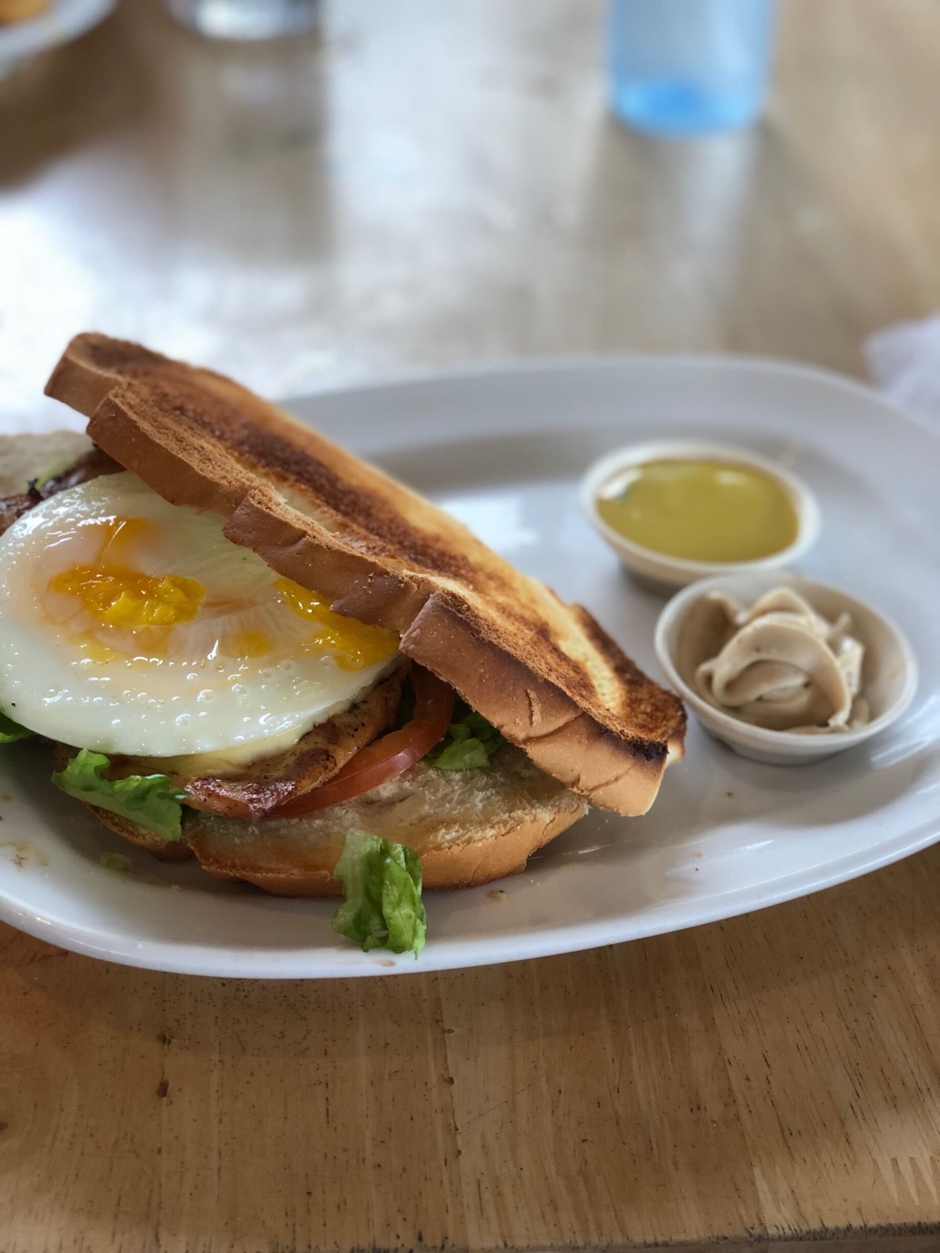 Build your own burger ... chicken breast, lettuce, cheese, fried egg, tomato ... so much deliciousness. 20 ringitt.