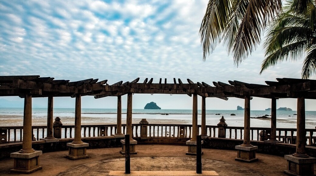 Composition is Key. Wondering view of the island and the beach.
#BvSWater