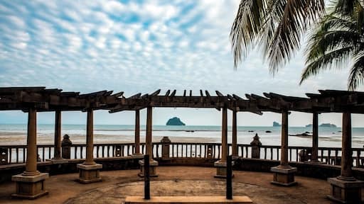 Composition is Key. Wondering view of the island and the beach.
#BvSWater