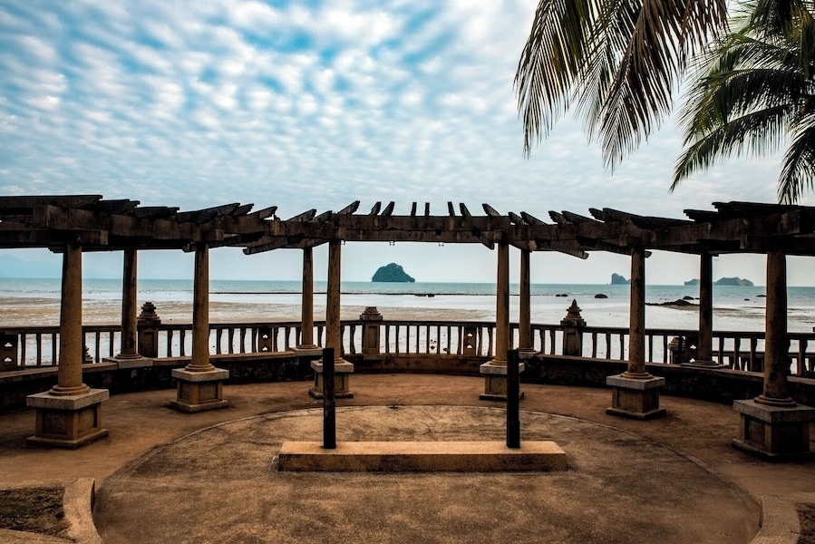 Composition is Key. Wondering view of the island and the beach.
#BvSWater