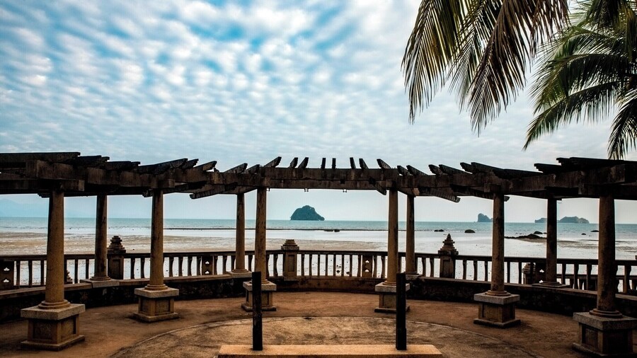 Composition is Key. Wondering view of the island and the beach.
#BvSWater