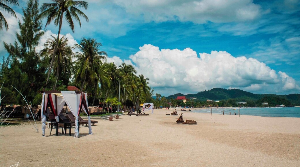 White beach in front of Meritus Pelang beach resort. Only late afternoon when it's a bit cooler, the beaches gets more busy.
#beach
#waterlust