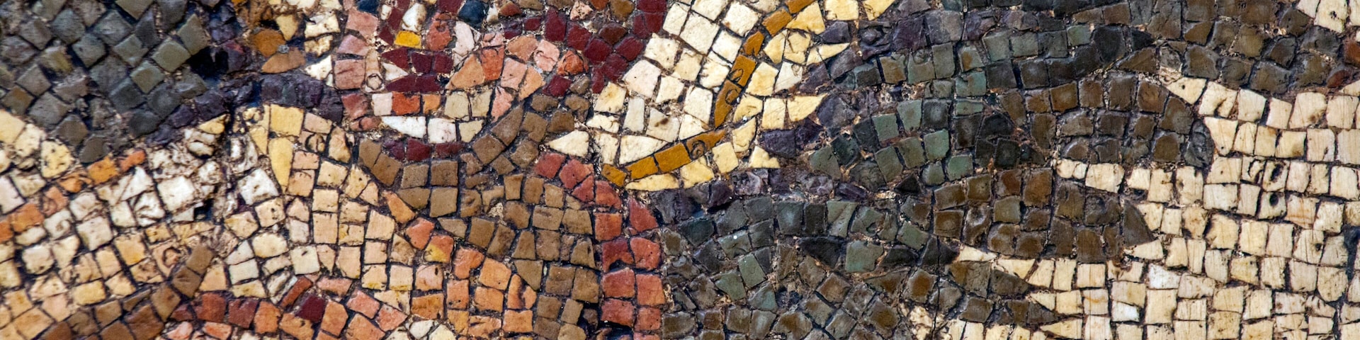 Un mosaico con diseños geométricos y un motivo circular.