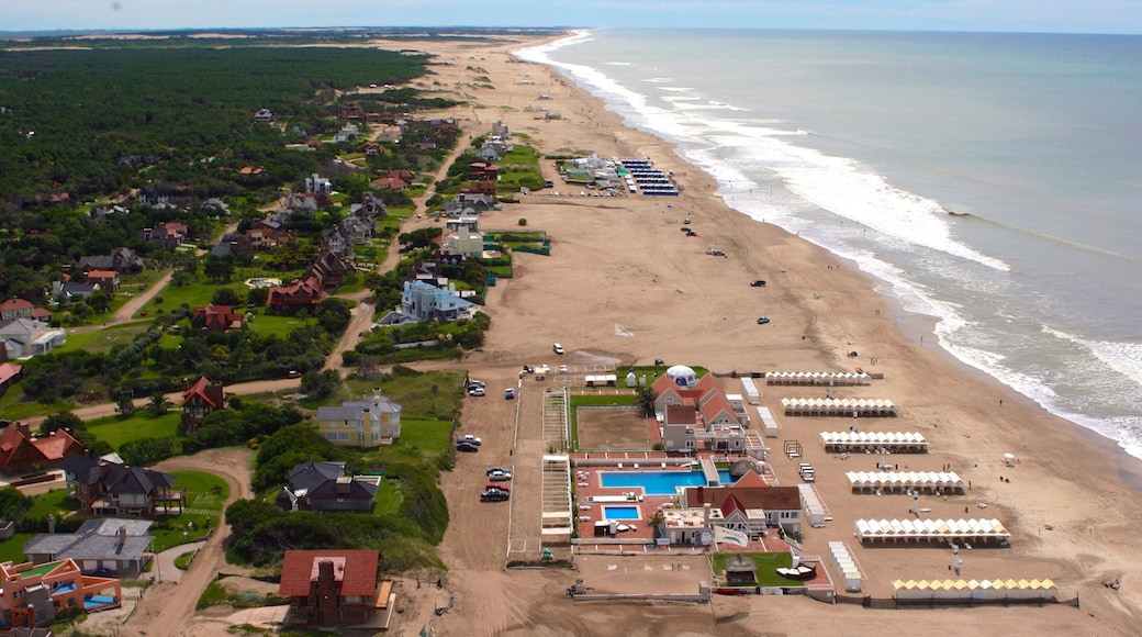 Pinamar mostrando uma praia e uma cidade litorânea