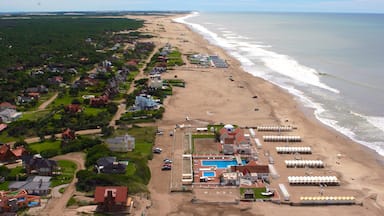 Pinamar featuring rannikkokaupunki ja hiekkaranta