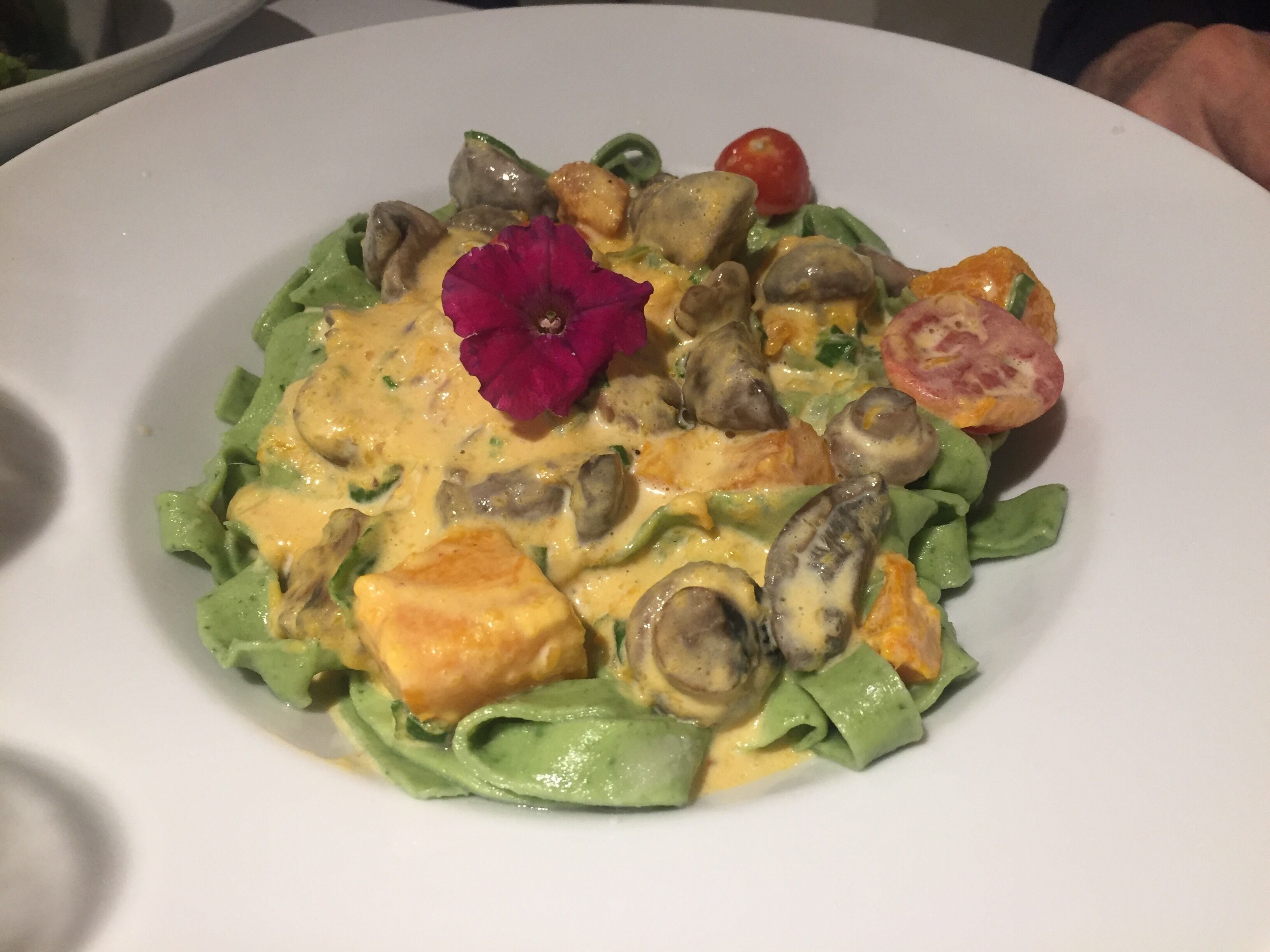 Tagliatelle verdes con calabaza, champignon, y tomate cherri
#trovember