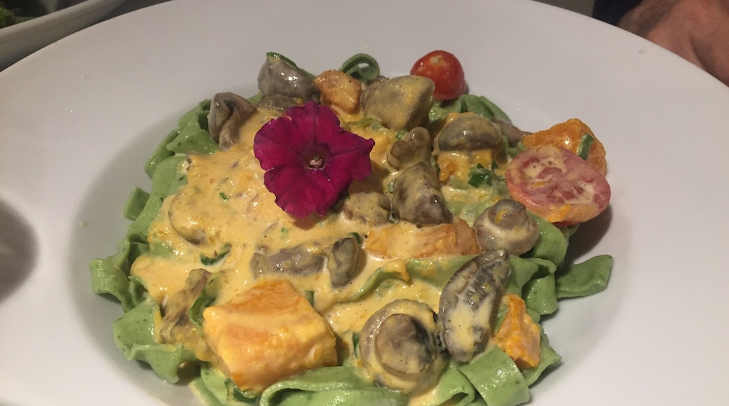 Tagliatelle verdes con calabaza, champignon, y tomate cherri
#trovember