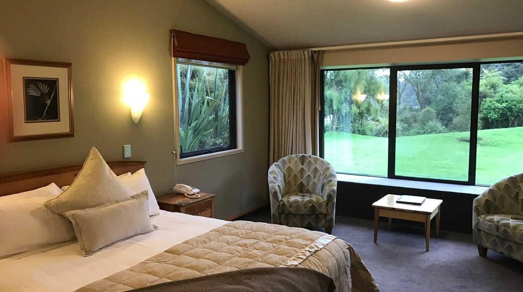 Stay at the Lake Moreaki Wilderness Lodge. You will not be disappointed.