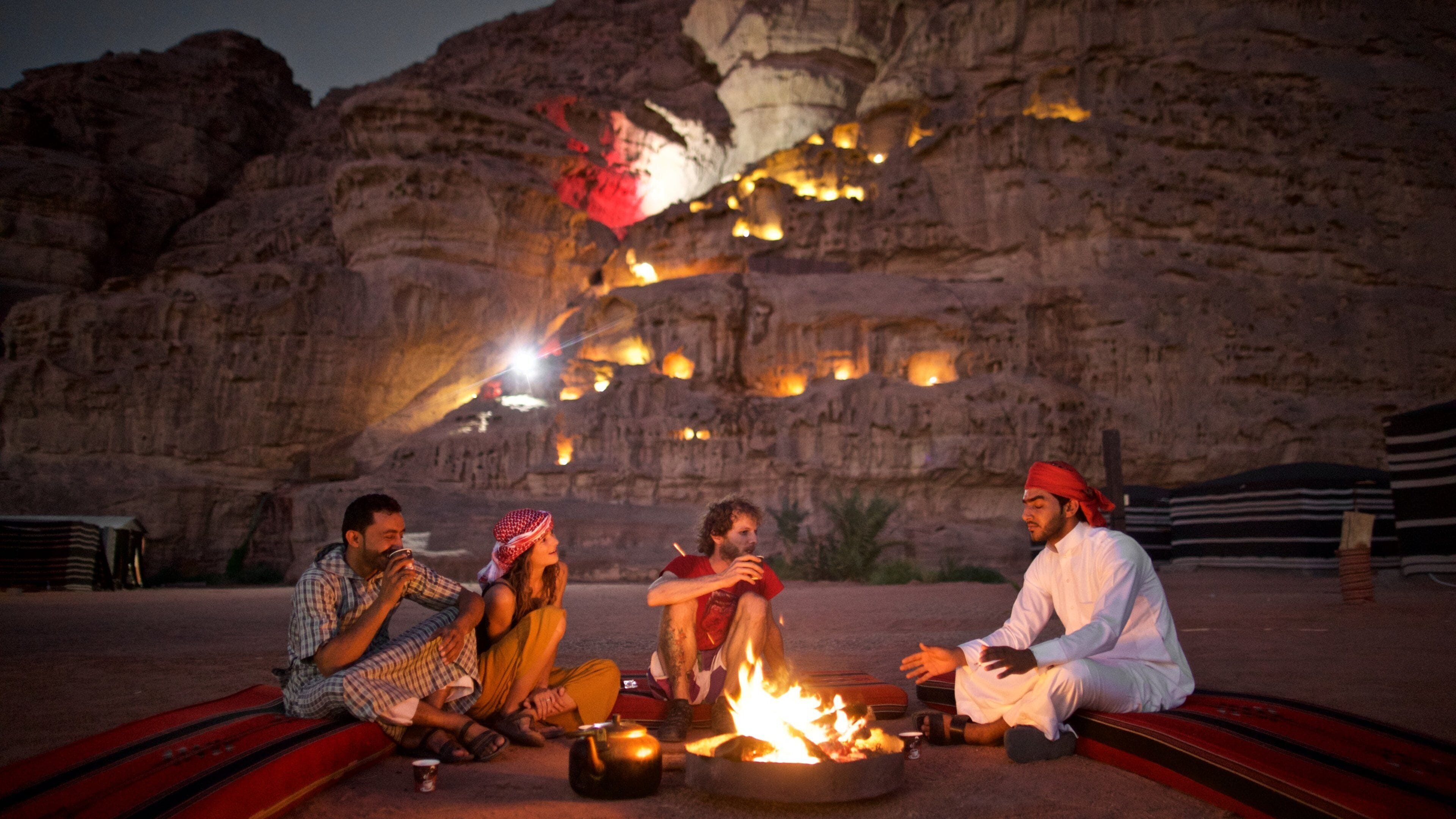 Wadi Rum welches beinhaltet bei Nacht, Camping und Schlucht oder Canyon