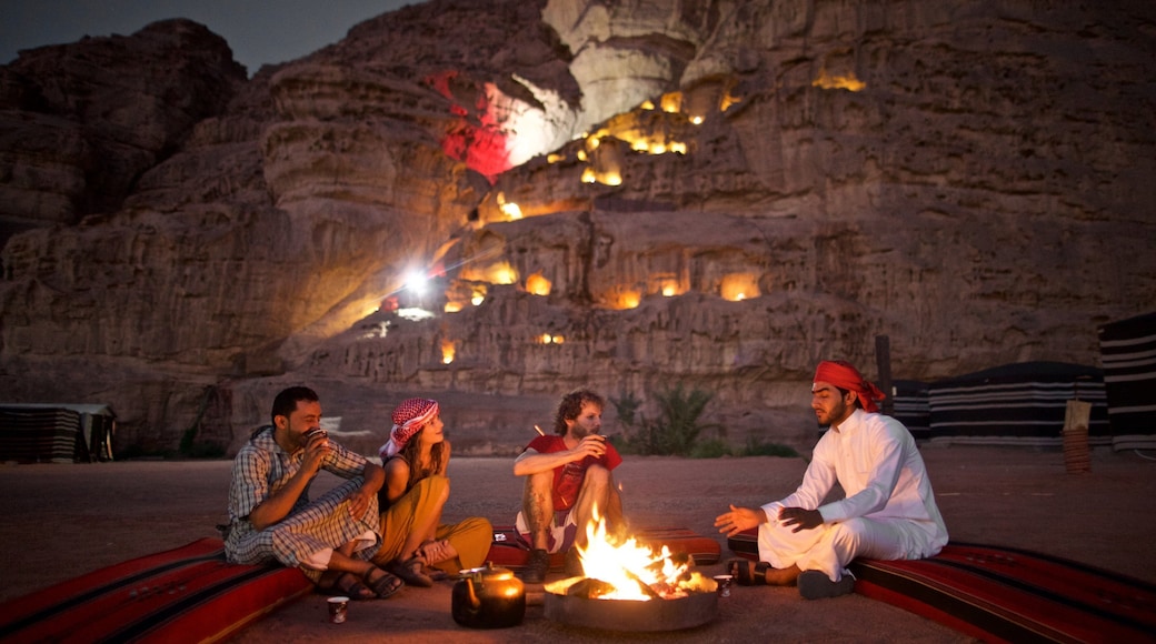 Wadi Rum toont nachtleven, kamperen en een kloof of ravijn