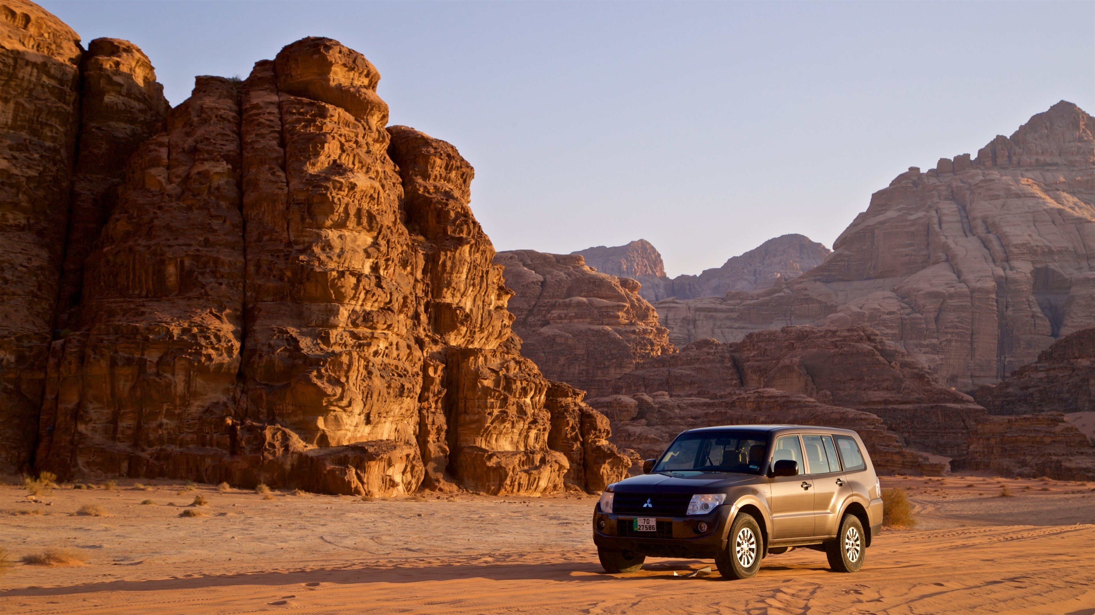 Wadi Rum que incluye manejo de vehículo de doble tracción, vistas de paisajes y un barranco o cañón