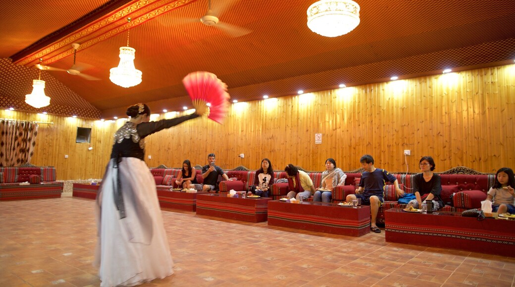 Wadi Rum ofreciendo arte escénica y vistas interiores y también una mujer