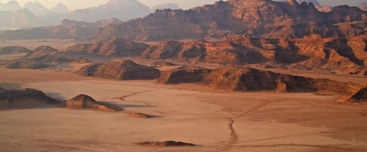 Wadi Rum mostrando um desfiladeiro ou canyon, paisagem e paisagens do deserto