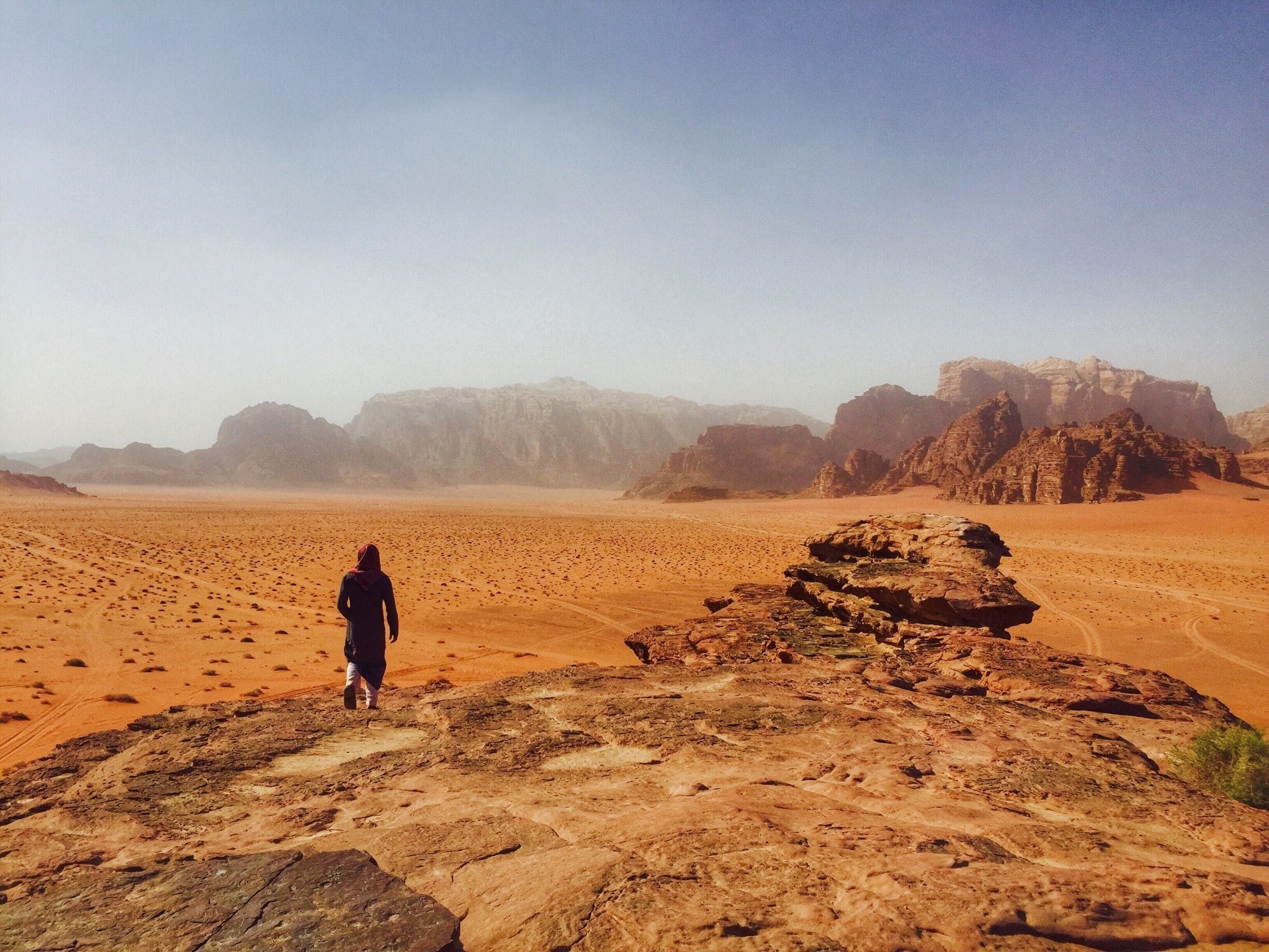 The vast desert. The vast night sky. The vastness of life. And our own insignificance. 

Sleeping under the Milky Way in the Wadi Rum, after many rounds of shisha and swapping stories with your Bedouin guide... few experiences match up to that 😍

#theshootingstar #jordan #wadirum #travel 